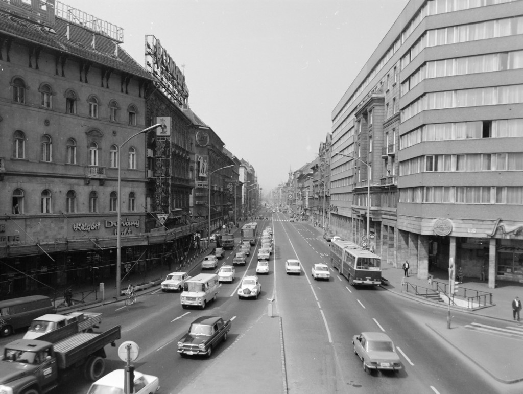 Baross tér, a Rákóczi út a Fiumei (Mező Imre) út és Rottenbiller utca közötti felüljáróról nézve