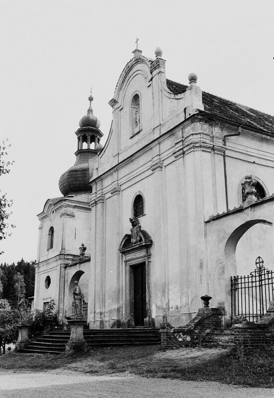 Sudějov, kostel sv. Anny, starší stav kostela s levou zvonicí