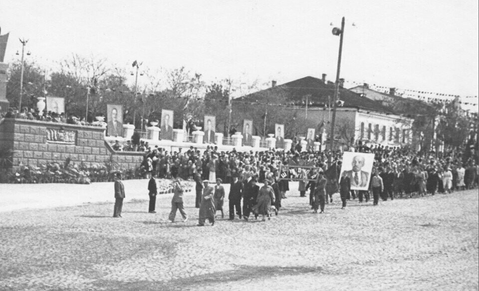 November 7, 1957 in Tiraspol. The columns groups nº1 school and school nº11