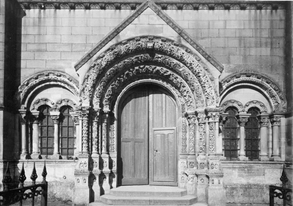 Trie-Château. Église Sainte-Madeleine: façade occidentale, parties basses