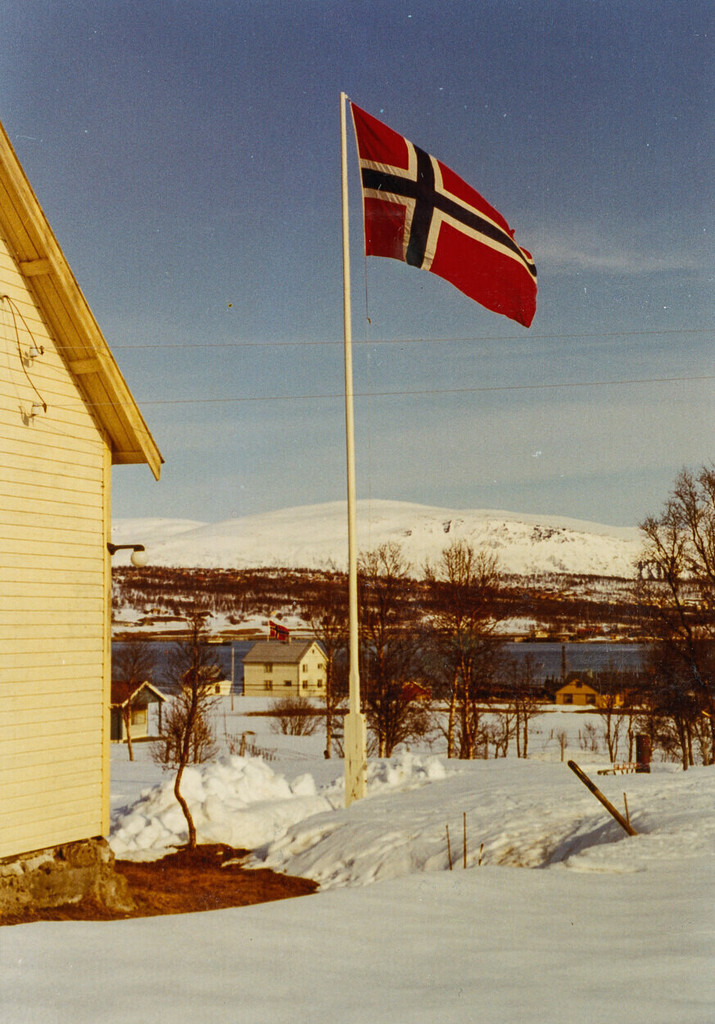 Bolighus med flaggstang på Kvaløya