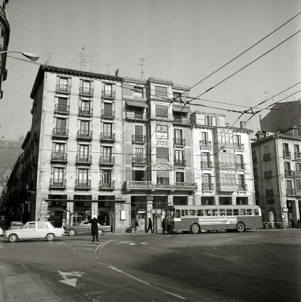 San Sebastián. Edificio de viviendas desde el Boulevard hasta la calle Igentea