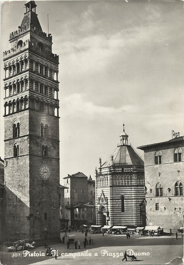 Pistoia, Il campanile e Piazza Duomo