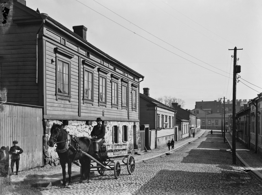 Jääkärinkatu. Helsingfors Nya Läskdrycksfabrikin kuorma-ajuri kadulla