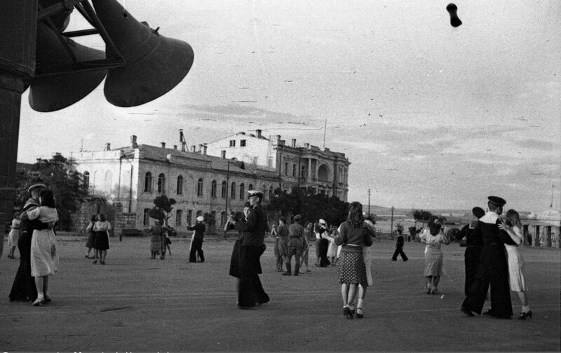Танцы на площади Нахимова