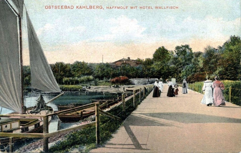 Ostseebad Kahlberg. Haffmole mit Hotel Wallfisch