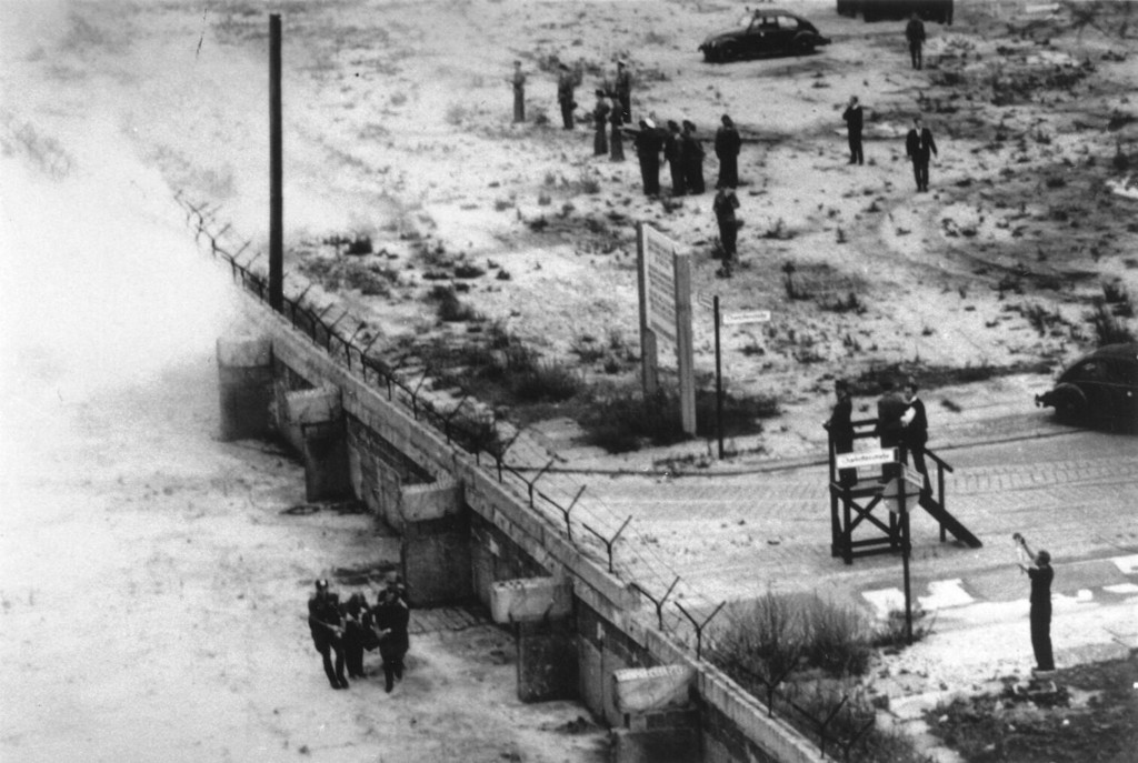 Ost-West Berlin. Peter Fechter: Bergung des Sterbenden durch DDR-Grenzposten in der Zimmerstraße
