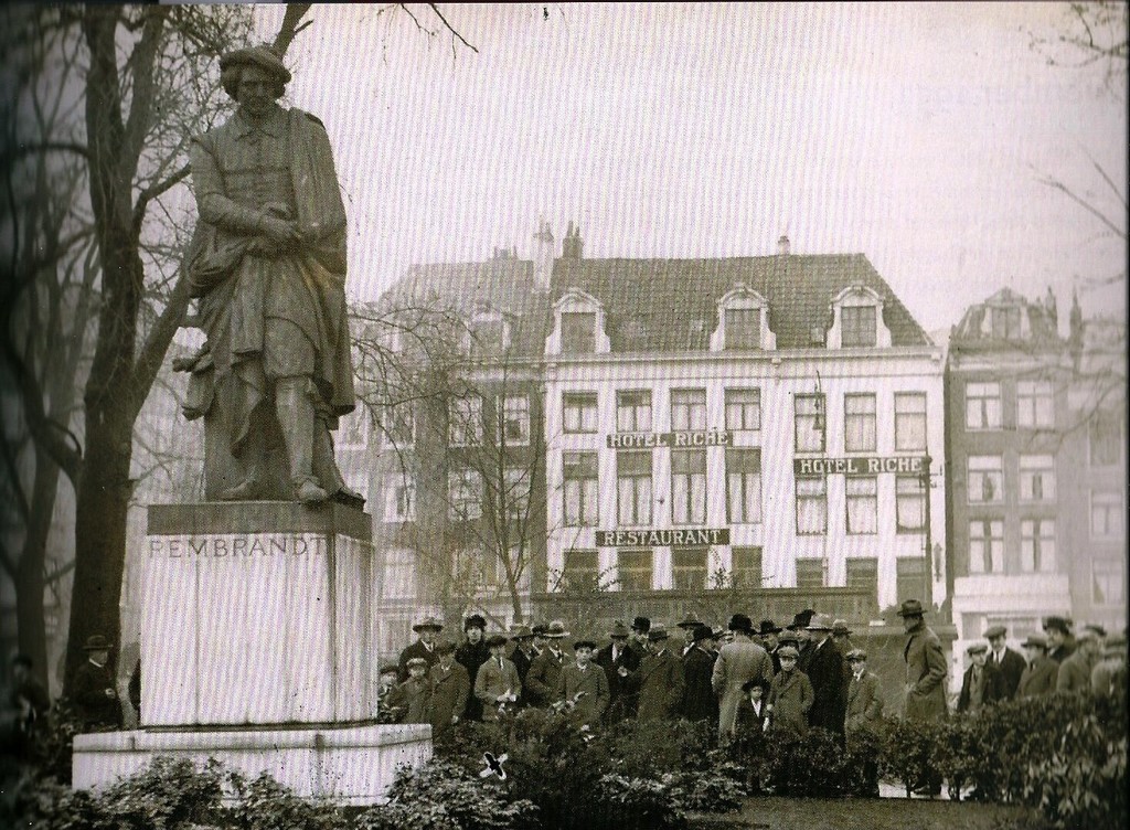 De plaats op het Rembrandtplein waar Jean Louis Pissuise en zijn vrouw werden neergeschoten.