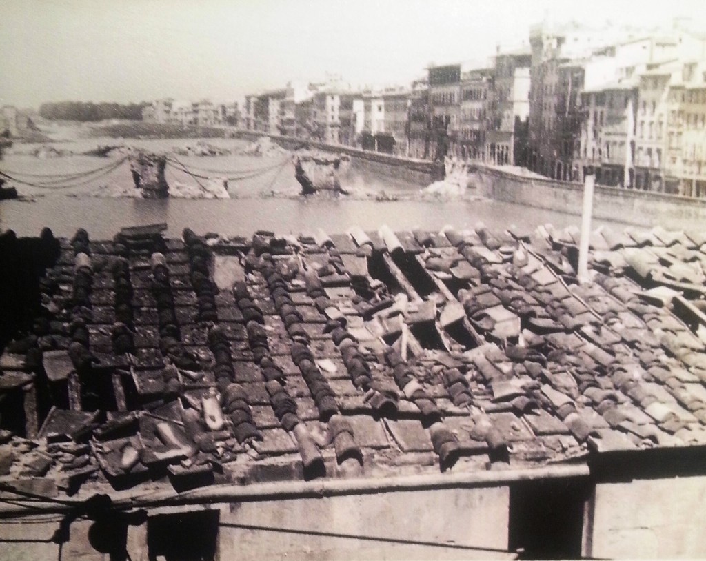 Ponti soffiati dalle truppe tedesche sul fiume Arno