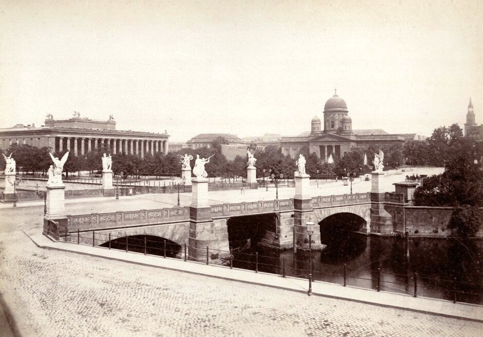 Schloßbrücke mit dem Altem Museum und dem alten Dom