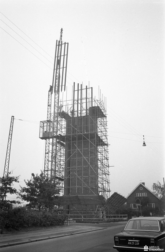 Møllevangskirken. Møllevangskirkens 25 meter høje tårn bygges