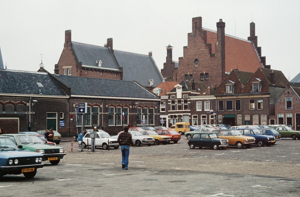 Parkeerterrein met links gymzaal aan Gedempte Nieuwesloot 54, hoek Schoolstraat
