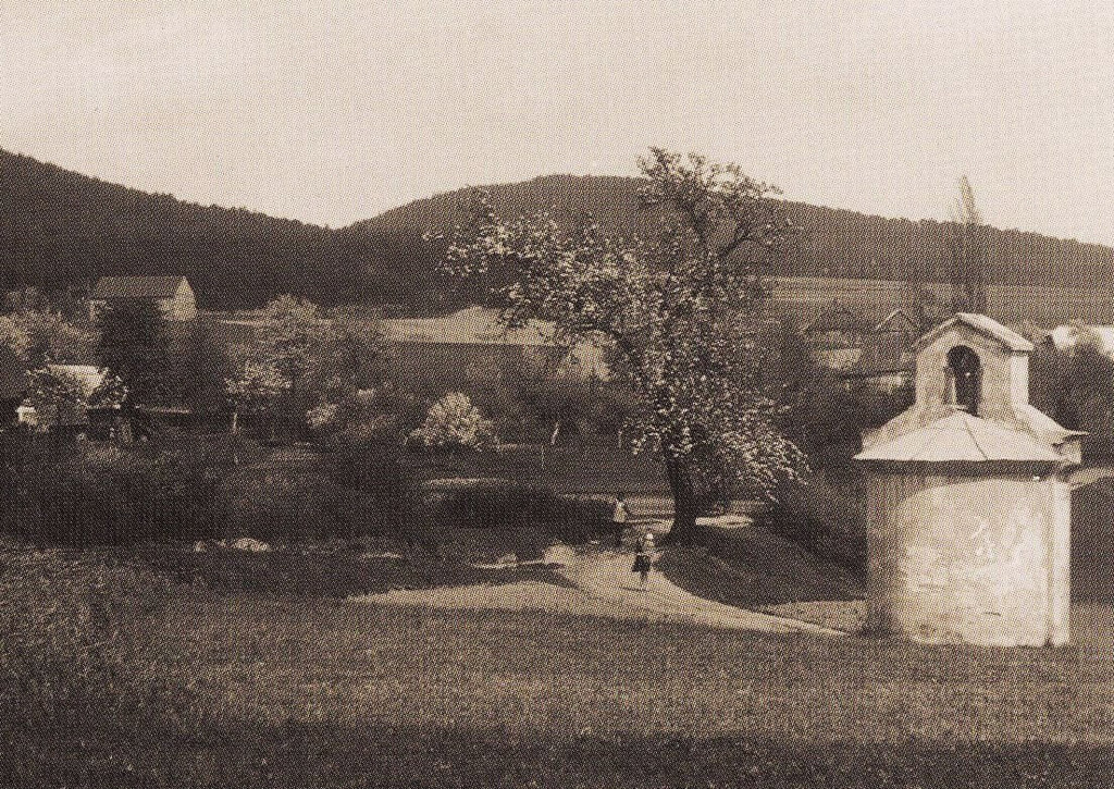 Pavlovsko, kaple, celkový pohled na obec s kaplí (vpravo)