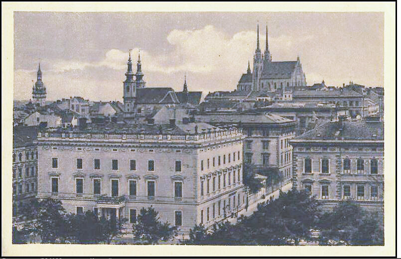 Brno, Pohled na Besední dům a věže radnice a kostelů za ním