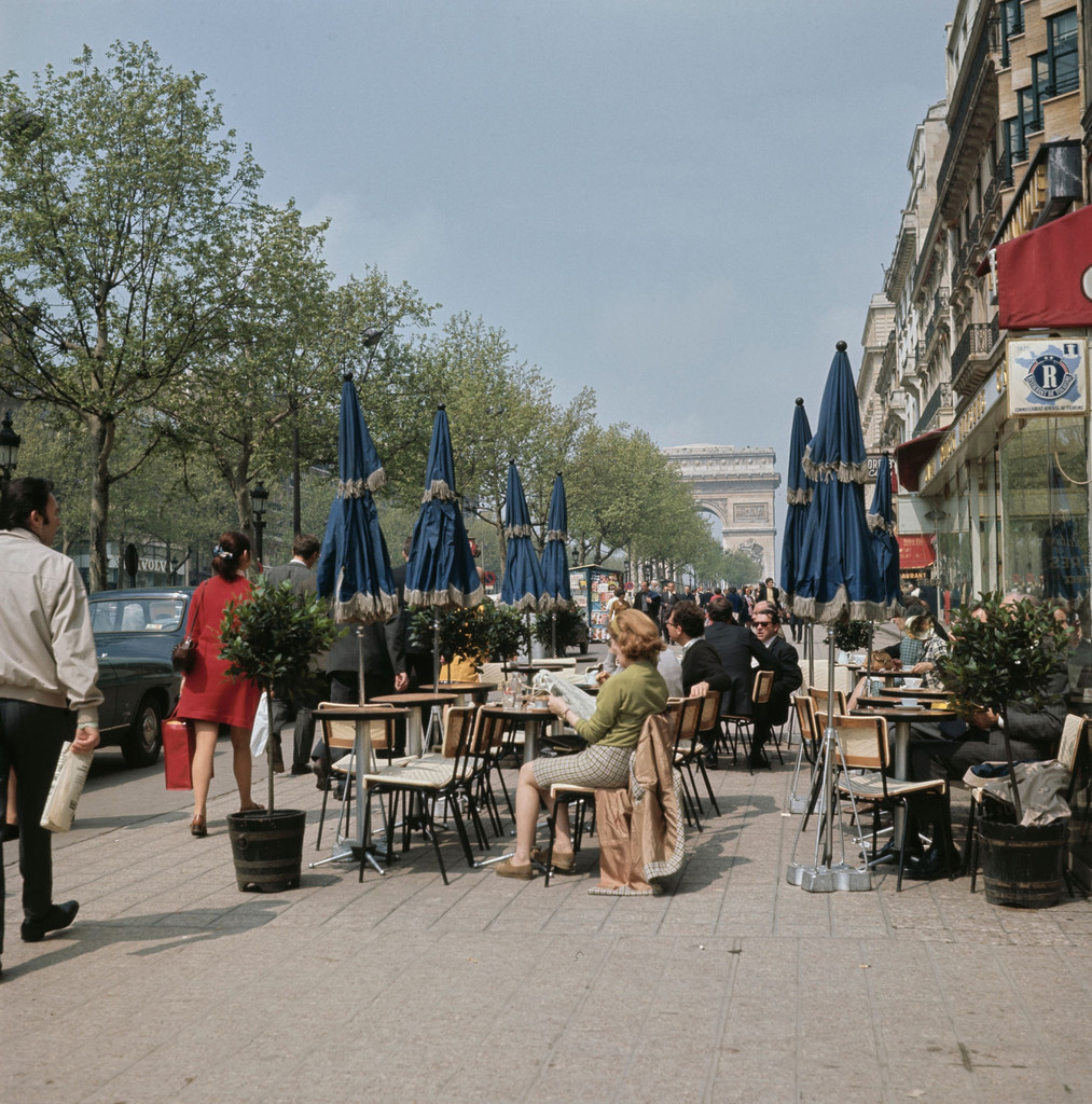 Avenue des Champs-Elysees pavement cafe