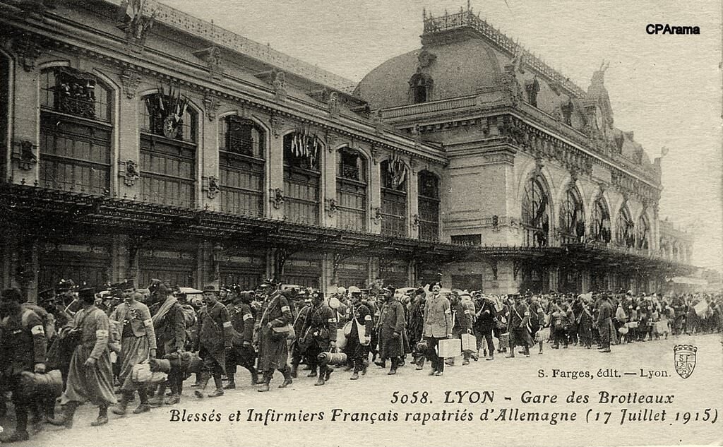 Lyon - Gare des Brotteaux Blessés et Infirmiers Français rapatriés d'Allemagne (17 Juillet 1915)