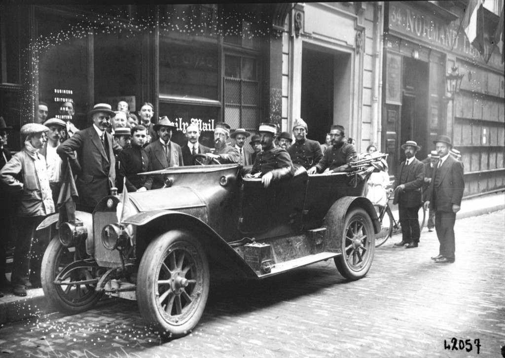 Première voiture allemande prise par les belges, rue du Sentier