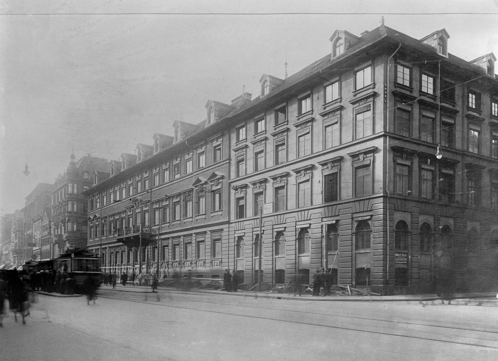 Staatsministerium mit Hofbank, Königstraße / Büchsenstraße