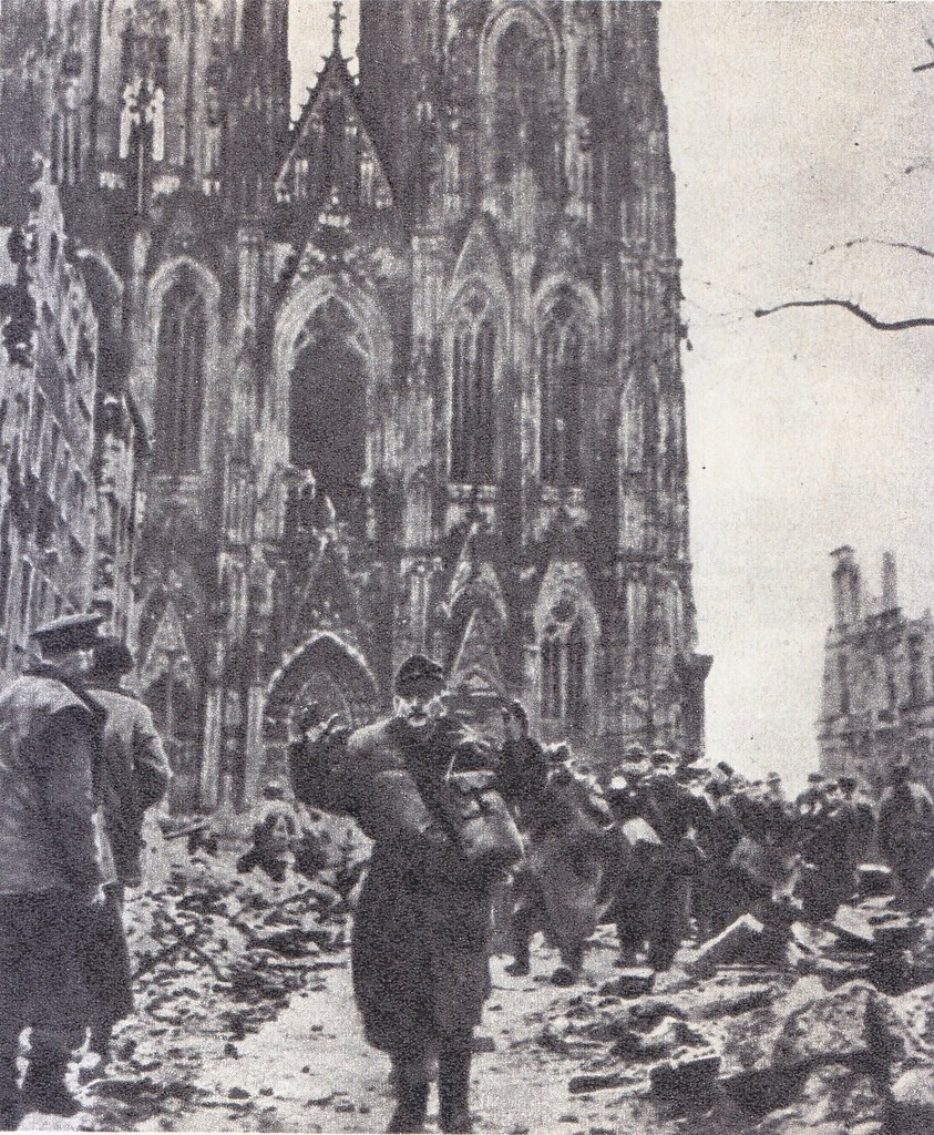 Deutsche Kriegsgefangene auf den Straßen von Köln, gefangen von der 1. amerikanischen Armee