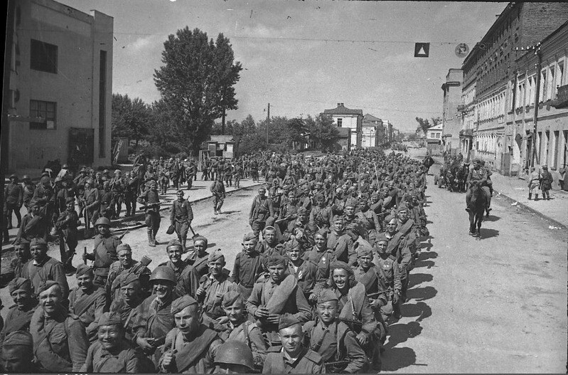 Войска Красной армии входят в освобожденный Могилев