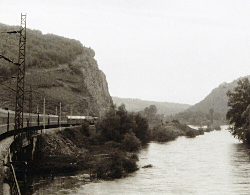 Железопътна линия по поречието на река Искър
