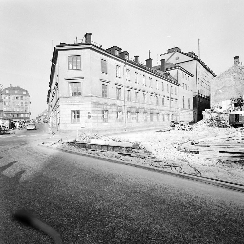 Klarabergsgatan österut mot hörnet av Beridarbansgatan och Hamngatan 19