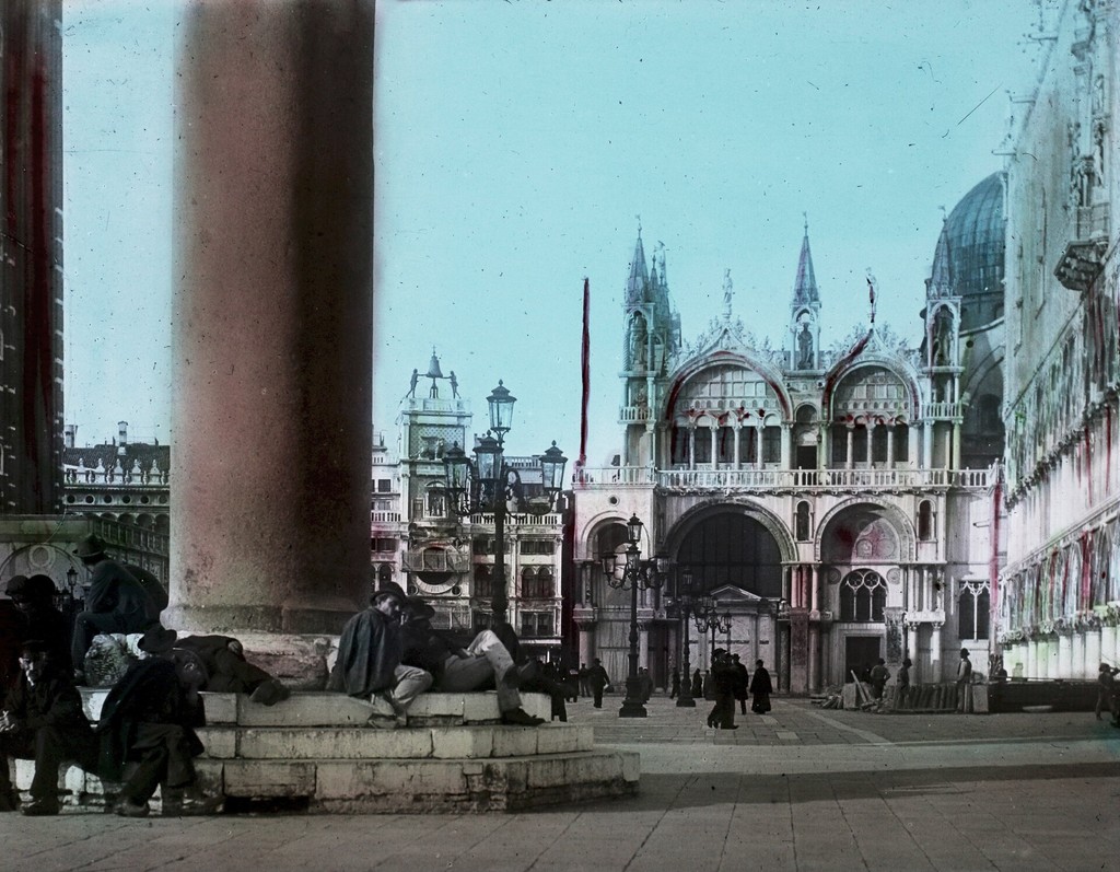 Piazza San Marco, a destra della colonna di granito