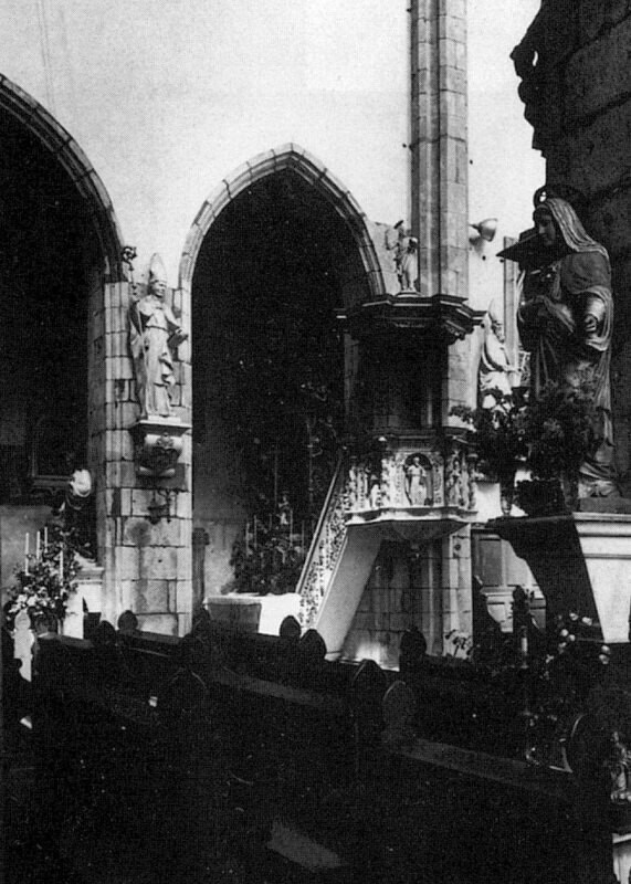 Tachov, kostel Nanebevzetí Panny Marie. Рohled na kazatelnu, Andělský oltář a sochu sv. Prokopa