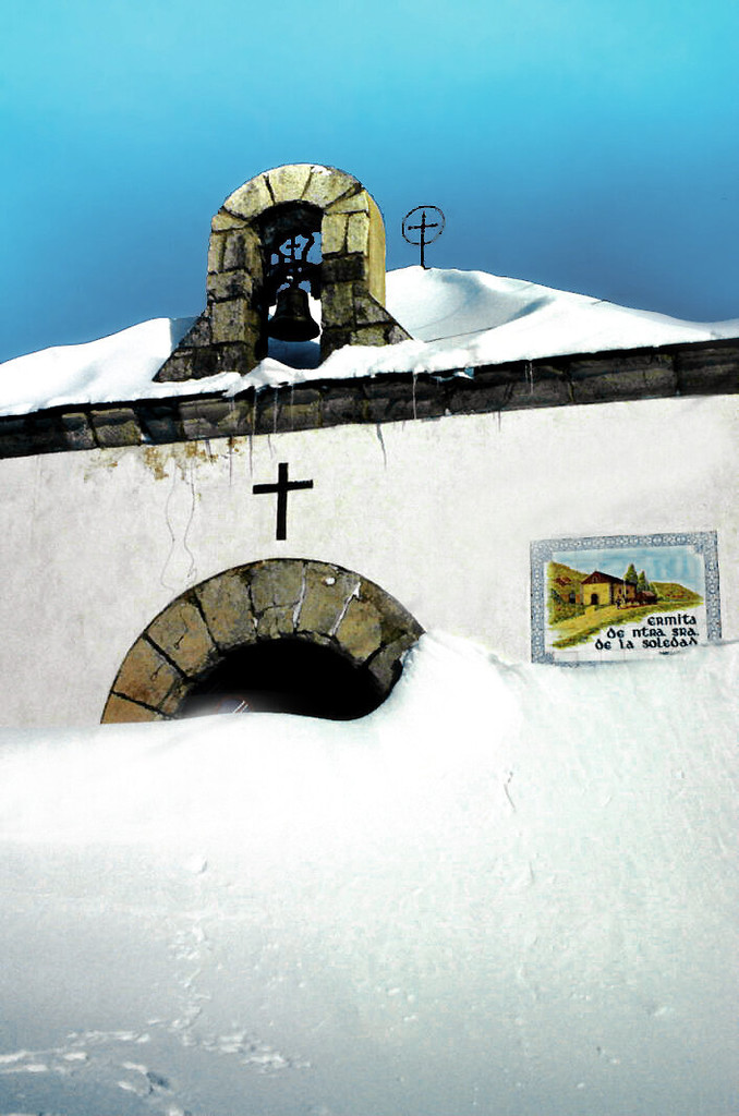 Ermita de Nuestra Señora de la Soledad con nieve