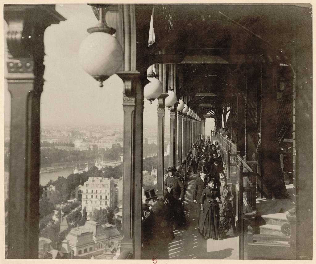 L'exposition universelle de 1889: Tour Eiffel. Promenoir du 1er Etage