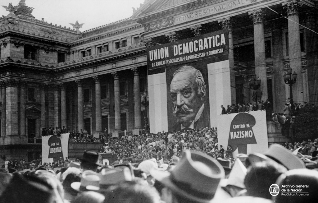 Mitín de la Unión Democrática frente al Palacio del Congreso de la Nación