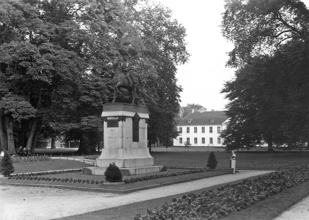 Kongens Have. Odense Slot i Baggrunden. Rytterstatuen of Christian den IX
