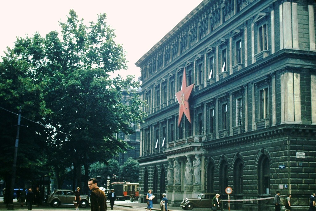 Die sowjetische Stadtkommandantur im Palais Epstein an der Ringstraße