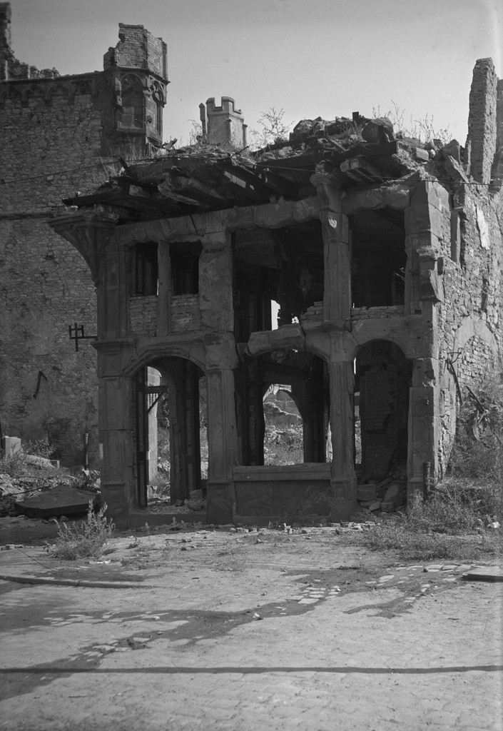 Gasthaus „Zum großen und kleinen Engel“ nach der Zerstörung 1944