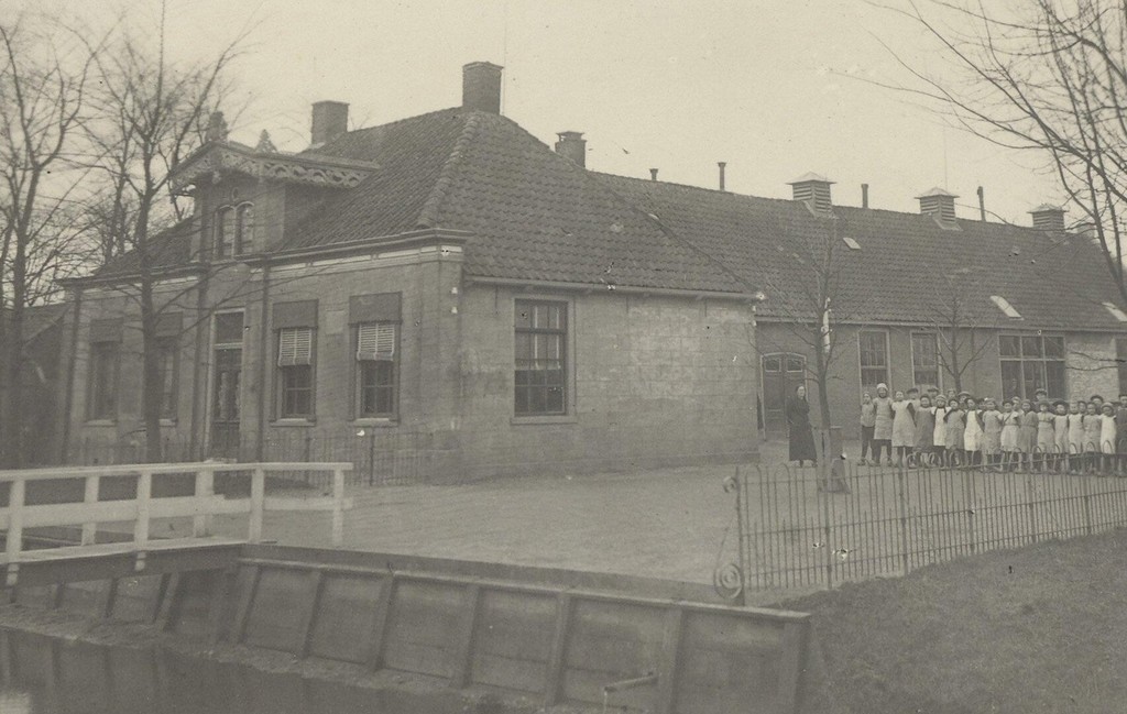 Teachers house and school in Heerhugowaard