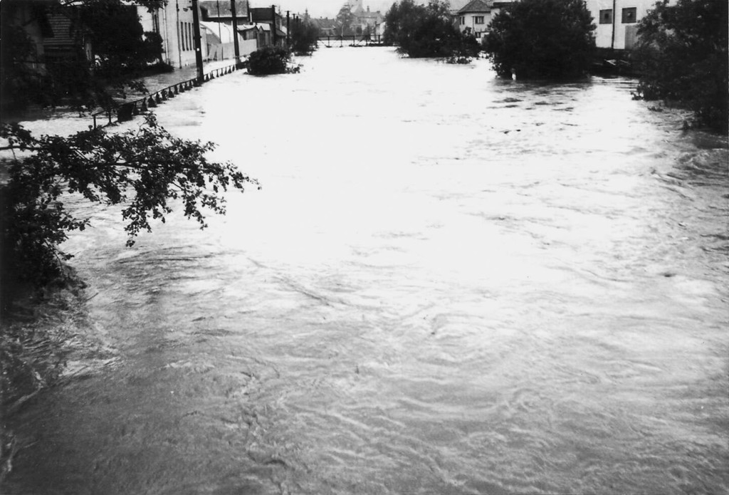 Velké Meziříčí. Po povodni 25.5.1985. Z mostu k soutoku