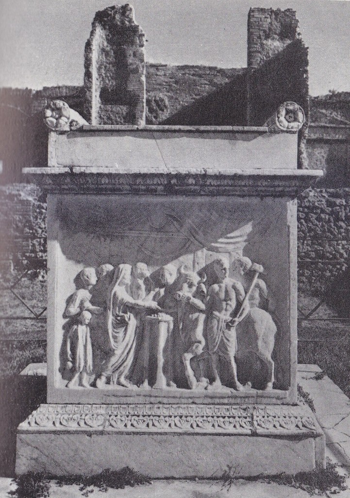 L'altare davanti al tempio di Vespasiano