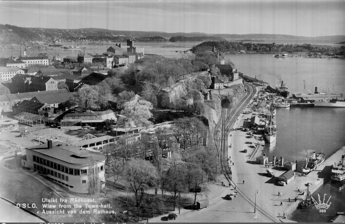 Akershus med havnebanen sett fra Oslo rådhus
