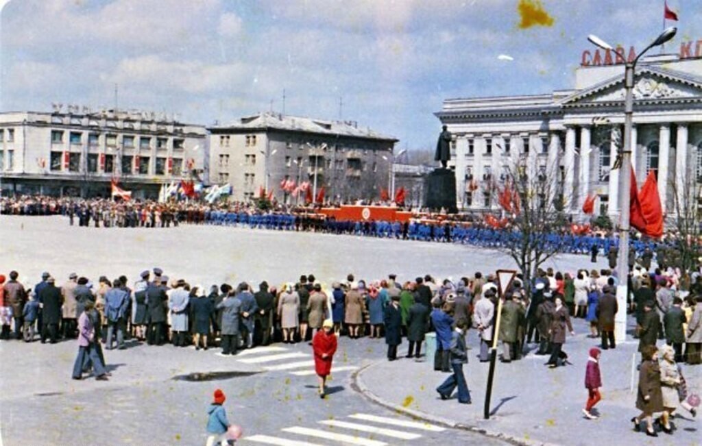 Первомайская демонстрация на площади Ленина