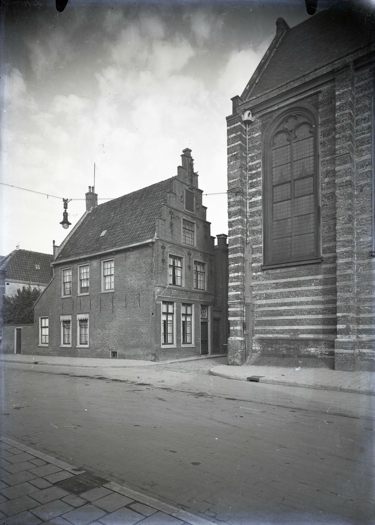 Kosterswoning en kapelkerk, hoek Kapelsteeg