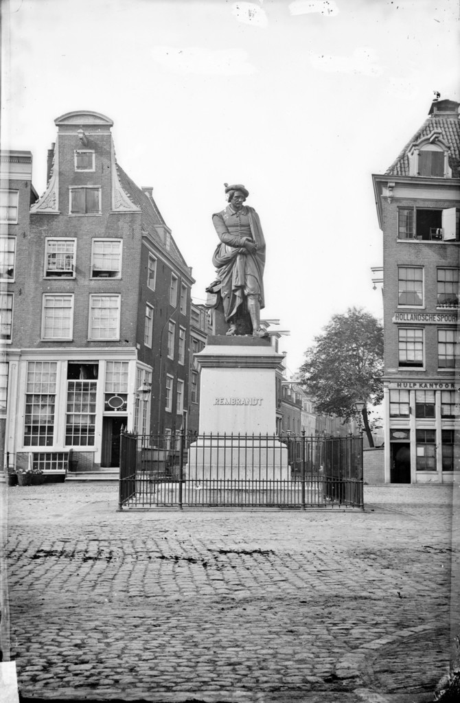 Het standbeeld van Rembrandt op de grens van het Thorbeckeplein