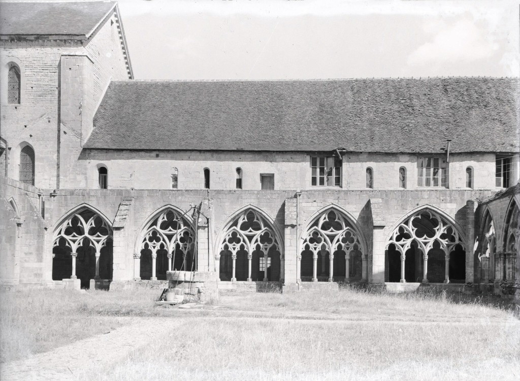 Abbaye de Noirlac à Bruère-Allichamps : cloître, galerie est