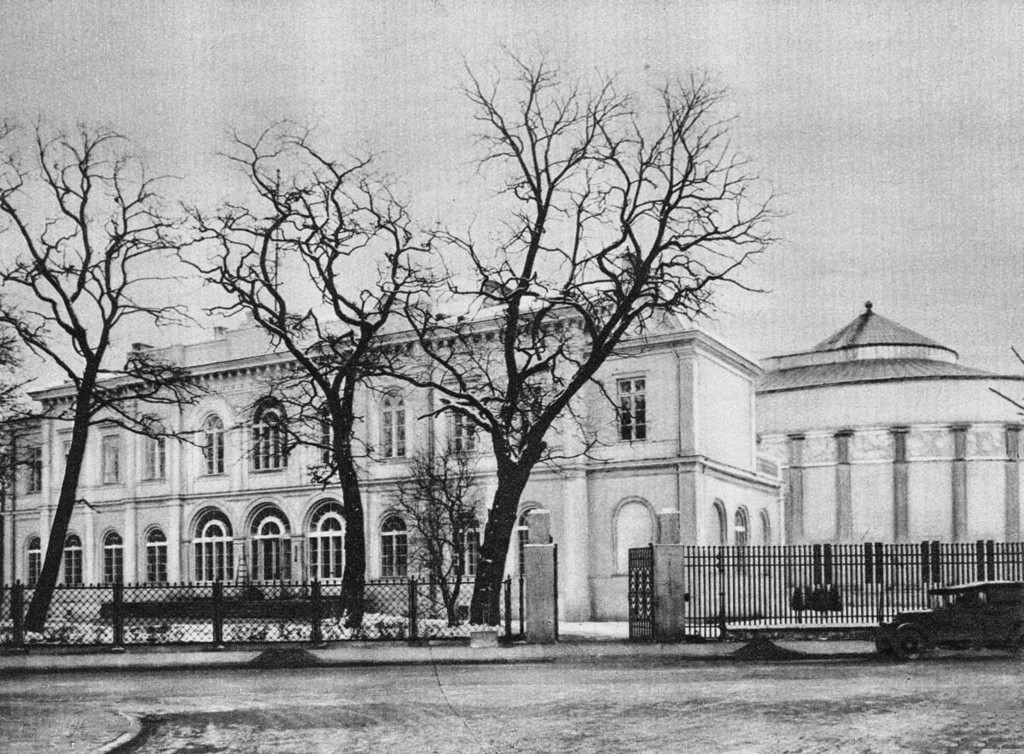 Gmach sejmowy w Warszawie przy ul. Wiejskiej. Sala plenarnych obrad Sejmu obejmuje się w rotundzie