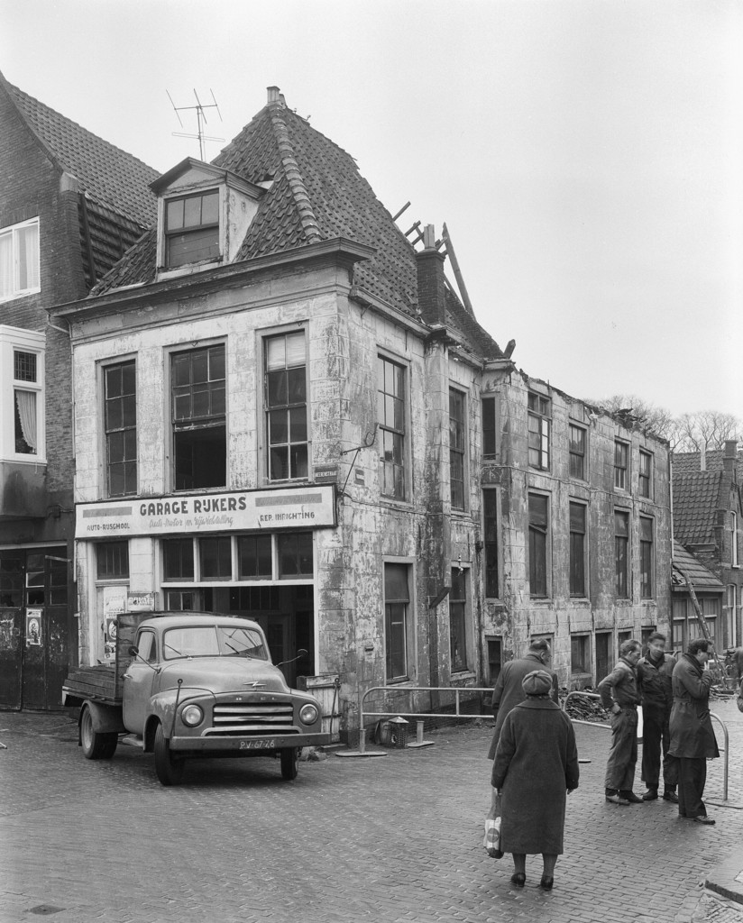 Het hoekpand Torenburg / Herenstraat de garage van Rijkers wordt gesloopt