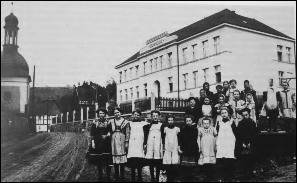 Ludvíkovice, obecná škola s původní kaplí (vlevo)