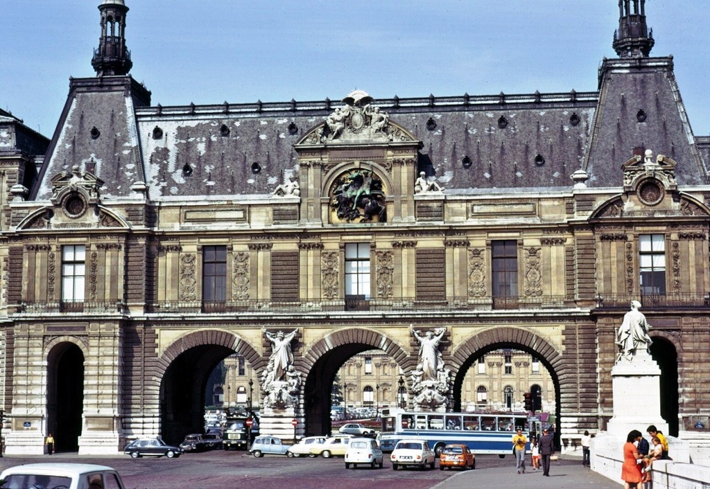 Le Palais du Louvre vu du pont du Carrousel