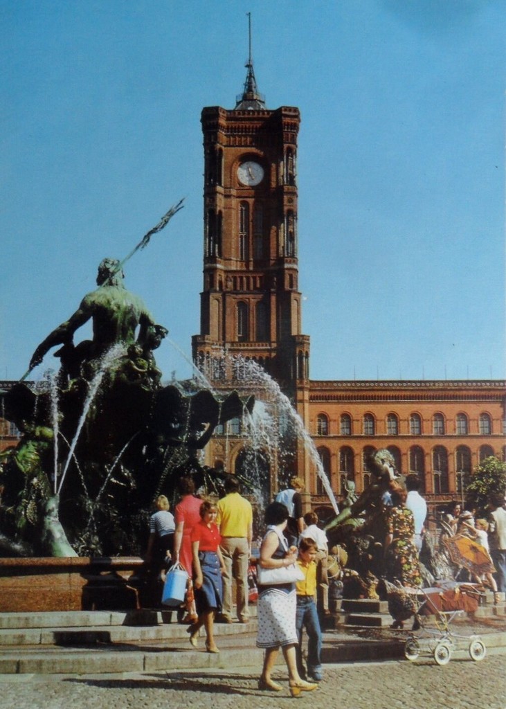 Ost Berlin. AK Berlin Rathaus Brunnen Zekiwa Kinderwagen 1985