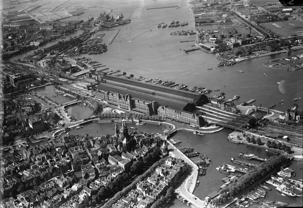 Luchtfoto van Amsterdam. Centraal station. Drie bruggen voor het CS, vlnr brug 13, 306, 285
