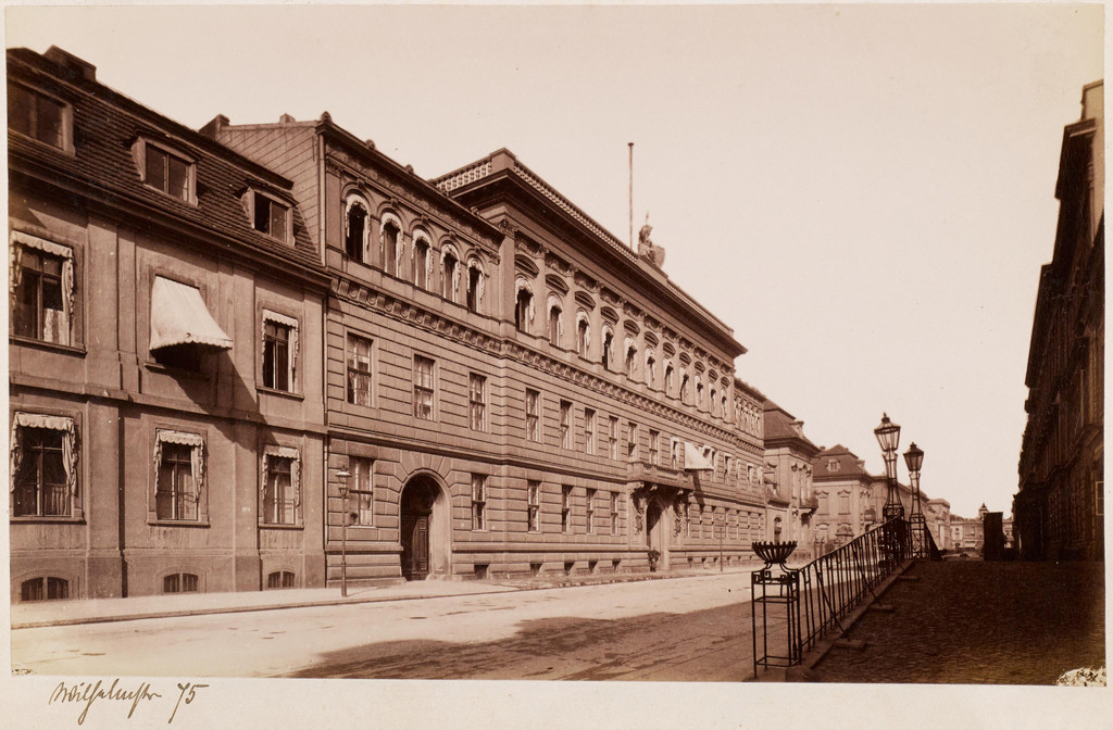 Blick in die Wilhelmstraße mit dem Reichsamt des Innern in der Nr. 75