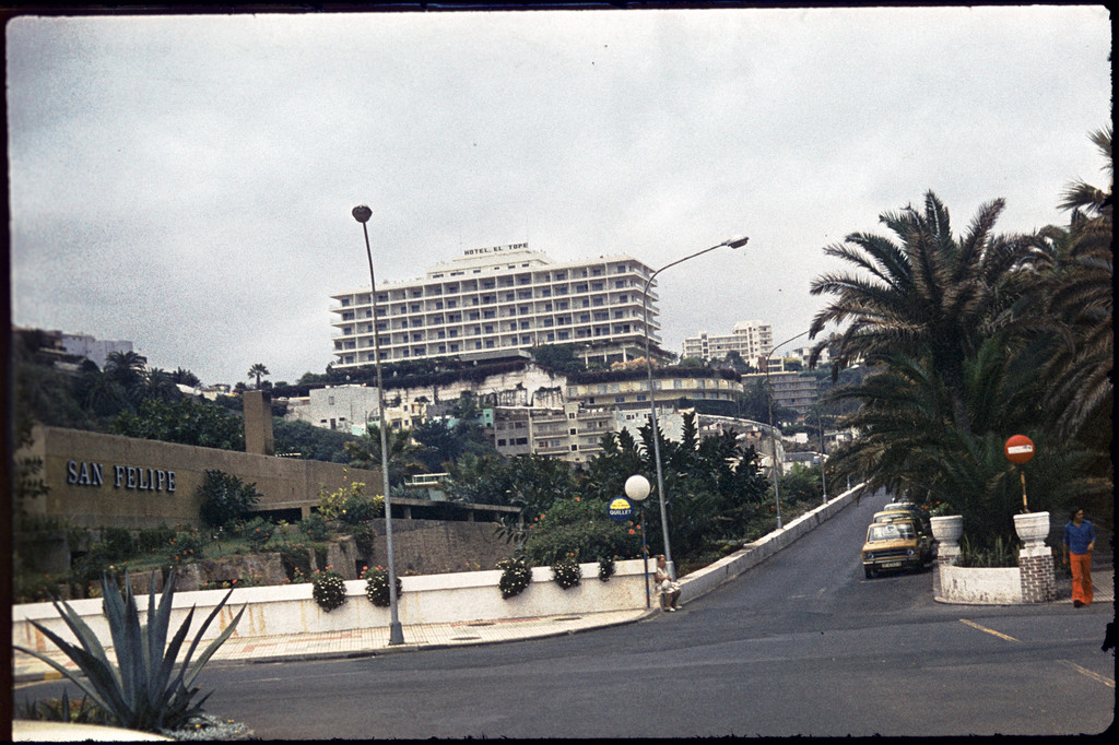 Av. Aguilar y Quesada, view to the south-east, the hotel 